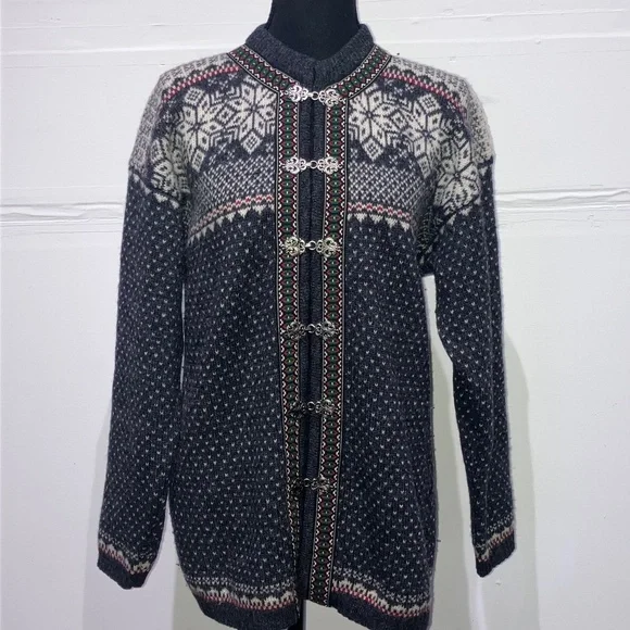 Squaw Valley Sweaters Gray White Red And Green Vintage Scroll